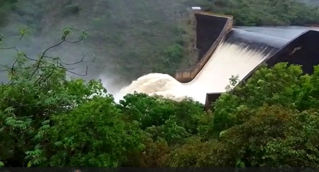 Barragem de Pindobaçu transborda após chuvas na região