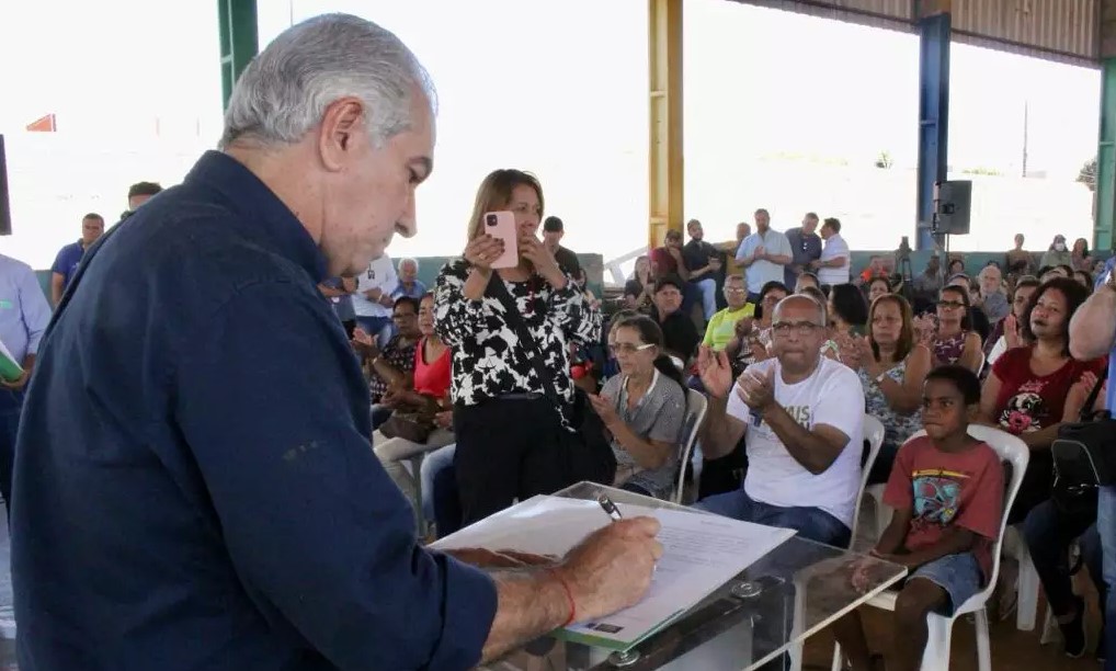 Governador Reinaldo Azambuja assinando liberação de recursos. (Foto: Divulgação)