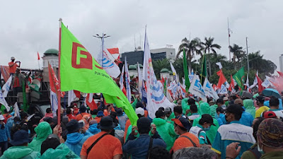 Panas! Demo Massa Buruh KSPI di Depan DPR, Teriakkan Tangkap Menteri Bahlil