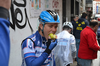 Antonio Gomez reponiendo fuerzas en Valenciaga