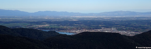 El volcà de la Banya del Boc i Rocacorba des de la vall de Llémena