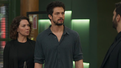 Nana (Fabiula Nascimento) e Marcos (Romulo Estrela) ficam chocados com o que ouvem — Foto: TV Globo