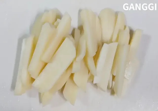 도마-위에-놓인-채-썬-감자