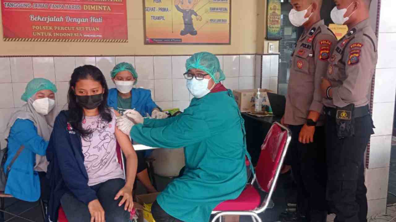 Polsek Percut Sei Tuan Gelar Vaksinasi Untuk Masyarakat Berasal Dari Dua Kecamatan