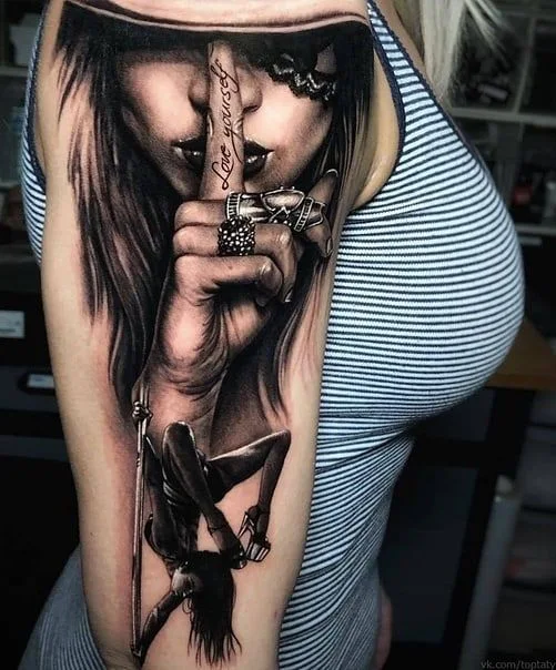 Imagen de un Tatuaje de chica bonita sensual en estilo realista