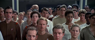 El joven con acné espacial es el segundo por la izquierda, le falta el bigotillo para ser el adolescente que mira a Yolanda Ríos desnudarse en Vota a Gundisalvo  - Star Trek La Película