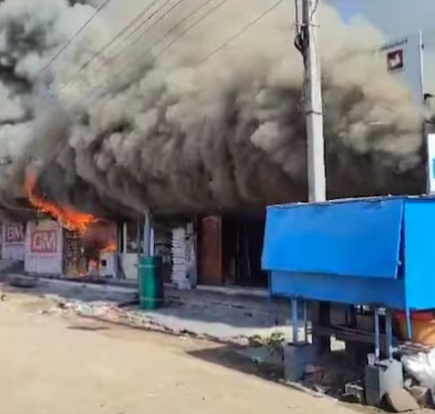  When a large fire breaks out at the Karnataka market, over ten stores are destroyed