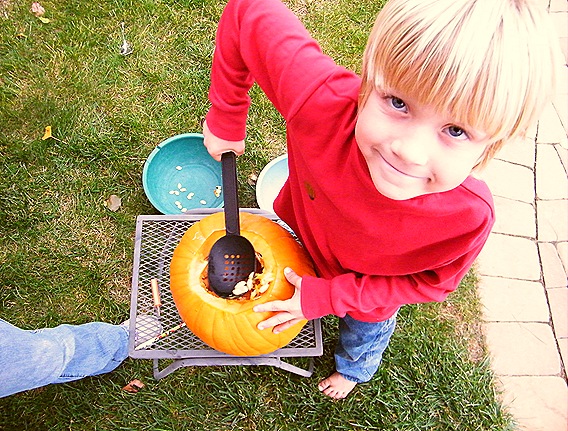 2010_1025pumpkincarving0009