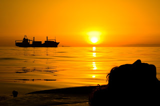 Puesta de Sol y tráfico marítimo en el mediterráneo, un contraste