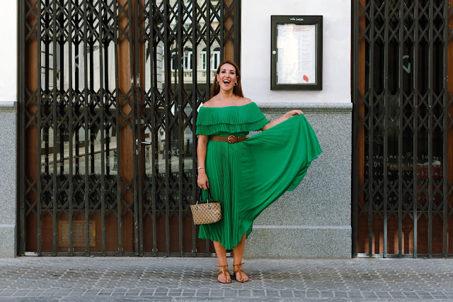 Fashion South con vestido verde plisado de Zara y hombros al aire