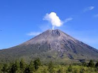 8 gunung paling angker di Indonesia. 