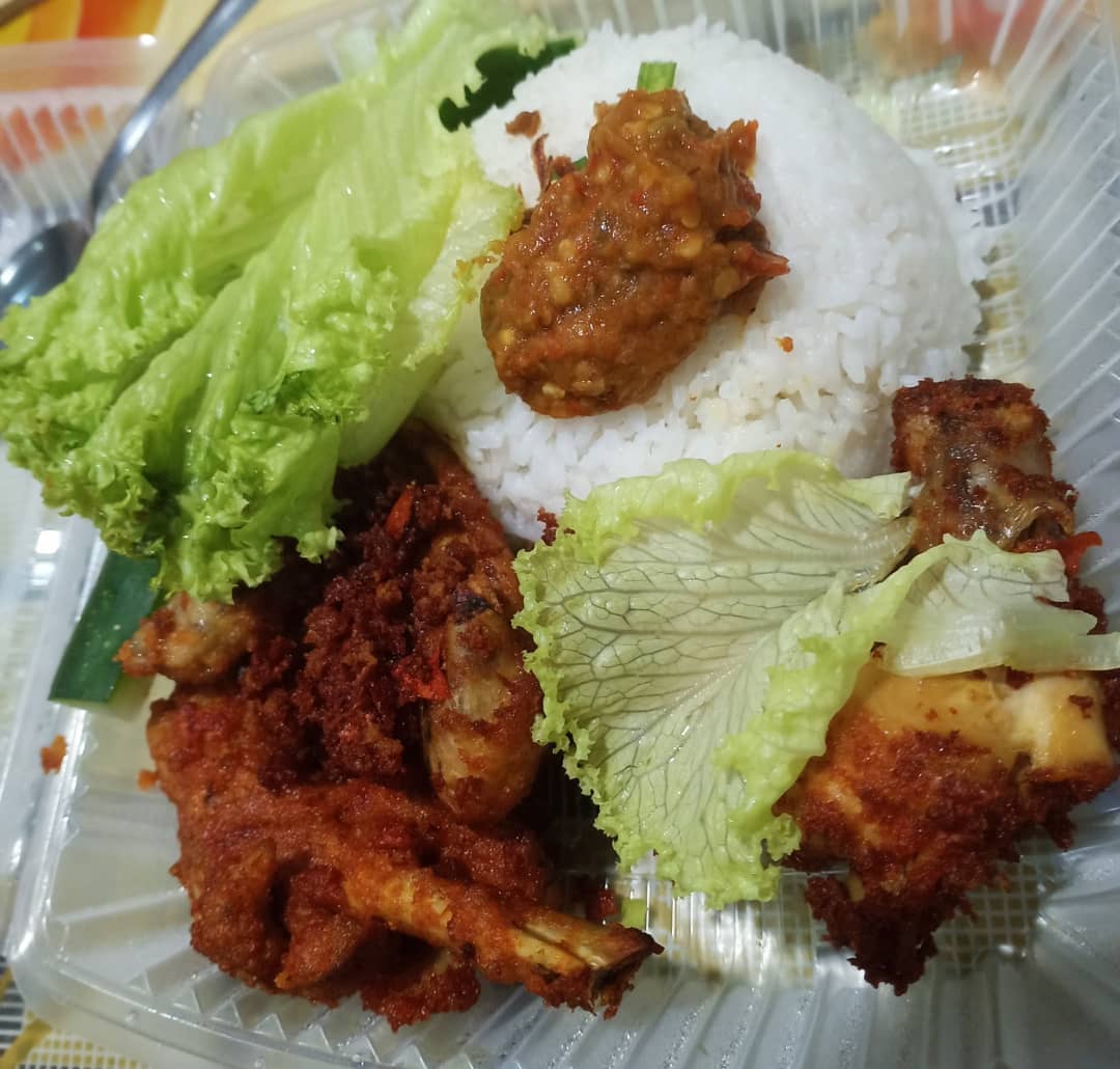 Lunch Nasi Dengan Ayam Goreng Berempah Kuah Kari