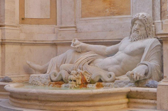 Una de las seis estatuas parlantes de Roma, Marforio en el patio de los Musei Capitolini en Roma