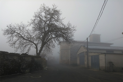 Iglesia de Ixona envuelta en la niebla