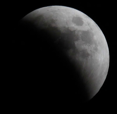 World's Biggest Moon Eclipse Pics for 2011