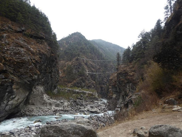 altissimo ponte tibetano prima della salita per Namche