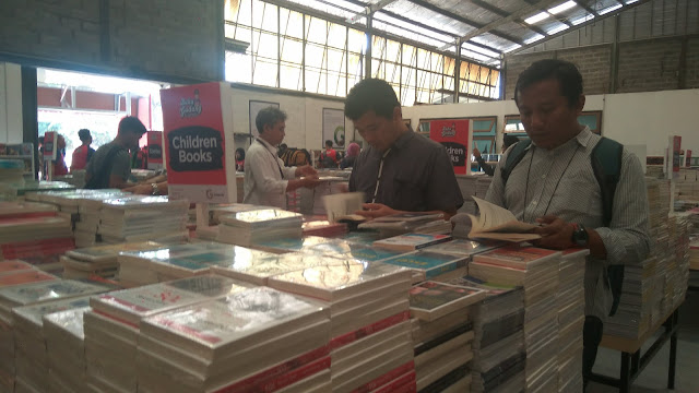 Harga asli buku bisa dilihat di belakang buku dan nantinya didiskon 50 % (dok.windhu)