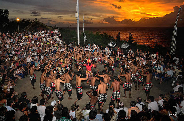 belajar aneka tari tradisional Indonesia Tari Kecak