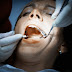 Mulher processa dentista por receber 8 coroas, fazer 4 canais e 20 obturações numa única sessão