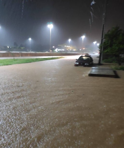  Baianópolis: Forte chuva na cidade provoca alagamentos e casas são invadidas pela água