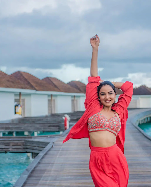 Beach Babe Alert: Jasmin Bhasin's Hot Stills!