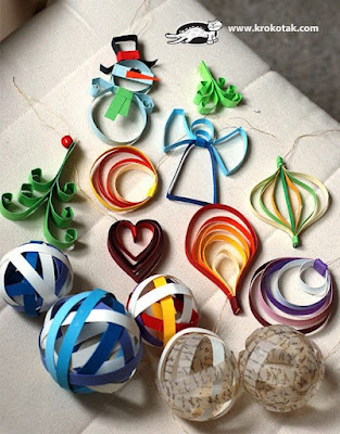 Enfeites natalinos diversos feitos com papel colorido