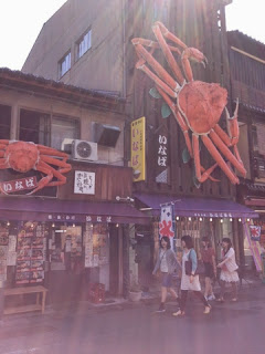 la strada principale di Kinosaki, ci sono negozi e ristoanti ed un enorme granchio rosso sulla facciata di una casa