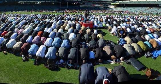  Gambar  Orang  Sholat  Di Bergagai Negara Aspal Putih 