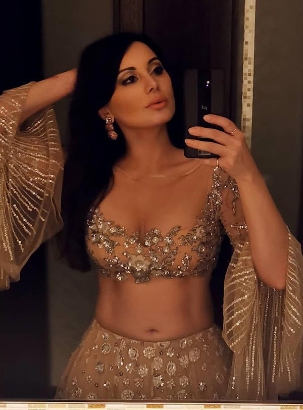 Minissha Lamba cleavage hot selfie bollywood actress