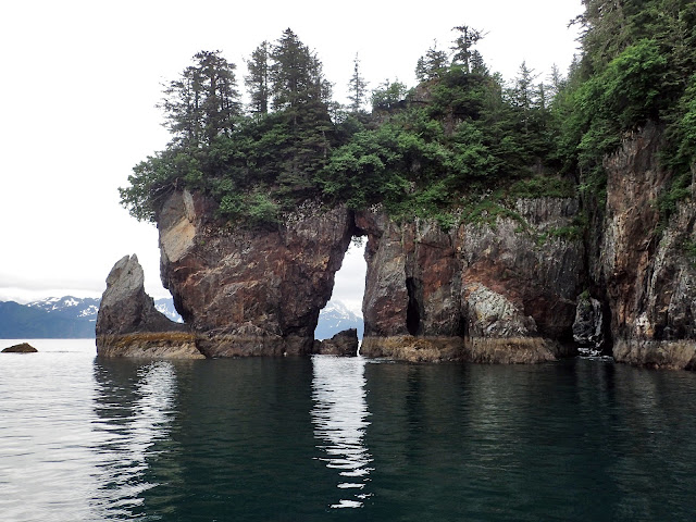 image of the rocky cliffs along Resurrection Bay