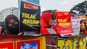 Kontroversi Pasal RKUHP Baru: Kumpul Kebo Dipenjara 1 Tahun, Hukuman Koruptor Malah Dikurangi Kontroversi Pasal RKUHP Baru: Kumpul Kebo Dipenjara 1 Tahun, Hukuman Koruptor Malah Dikurangi