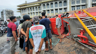 Mobil Damkar Lotim Terguling di Depan Masjid Kelayu