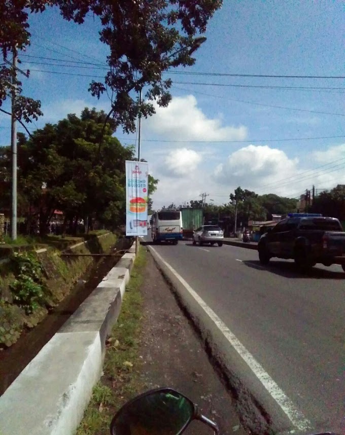 Pasang Vertical Banner Promo Wendy's Transmart Semarang