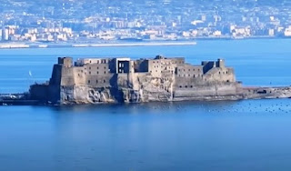 Panorámica de la fortaleza en medido de la bahía de Nápoles.
