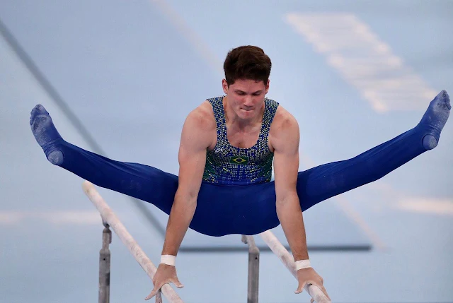 Diogo Soares compete nas barras paralelas