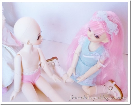 The new doll seems to really like the pink haired bjd (Yuna).  