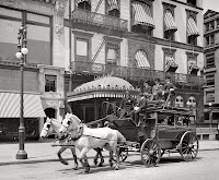 Carreta tirada por dos caballos en una ciudad