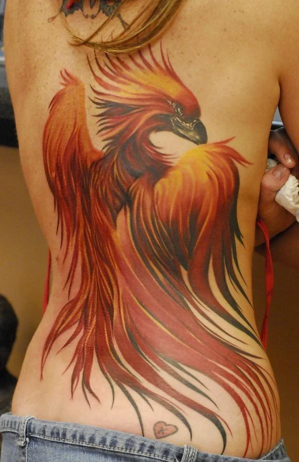 tatuaje de Ave Fenix En Mujer