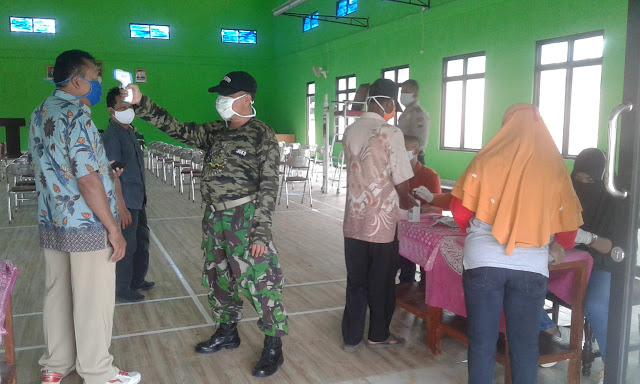 KodimKaranganyar - Babinsa Delingan Awasi Dan Dampingi Pembagian Dana BLT