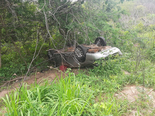 Polícia trabalha no resgate de veículo, que pode ser de viajantes desparecidos no oeste da Bahia