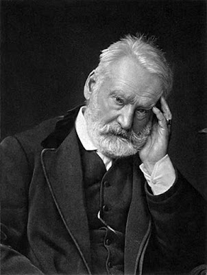    Biografi Victor Hugo         Mulai menulis   Victor lulus dari fakultas hukum di Paris. Meski studinya ini tampak kurang berhubungan dengan tujuannya. Justru, kenangan hidupnya sebagai siswa miskinlah yang mengilhaminya menulis sosok Marius dalam novelnya "Les Misérables". Sejak 1816, Victor Hugo mulai punya ambisi selain hukum. Dia mulai mencatat, menulis ayat atau prosa, dan membuat ulasan. Pada 1821, ibunya meninggal dan Victor menikah dengan Adèle Foucher. Dari pernikahan itu, mereka punya lima anak. Pada tahun yang sama dengan pernikahannya, Victor Hugo menerbitkan buku tentang puisi, "Odes et poésies diverses". Puisi ini cukup menunjukkan sisi pribadi Victor Hugo.  Pada 1823, dia menerbitkan novel pertamanya, "Han d'Islande", yang lalu pada 1825 muncul dalam terjemahan bahasa Inggris "Hans of Iceland". Dia pun mulai terlibat dengan penulis lain yang memuja romantisisme dan mereka pun bertemu secara teratur di Bibliothèque de L'Arsenal. Victor Hugo terus-menerus tanpa henti menghasilkan karya dan memperbaiki karya-karya terdahulunya. Victor Hugo benar-benar eksis sebagai pemuja romantisisme yang sejati. Dia mampu membuat karya yang memiliki banyak kontradiksi dan memasukkan unsur yang tragis. Sehingga secara intelektual, karyanya yang rumit memang sangat berbeda dengan karya-karya pengarang sebelumnya.  Victor Hugo juga dekat dengan para penganut liberalisme, terutama 