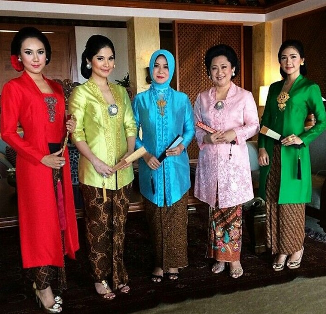 25 Koleksi Baju Kebaya  Batik  Modern Wanita Untuk  Pesta 