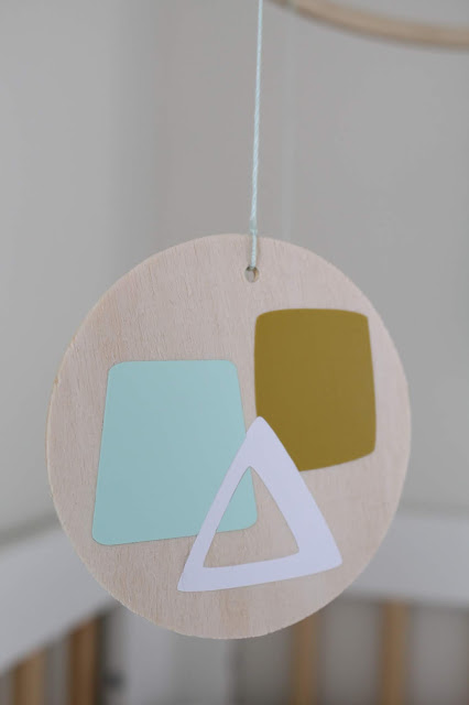 OMG this DIY Modern Geometric Baby Mobile is a must see!