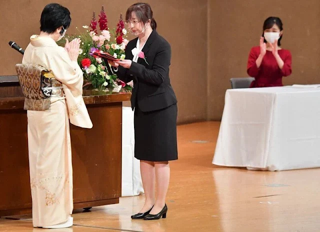 Princess Kako attended the 45th meeting to honor mothers who raised hearing impaired children
