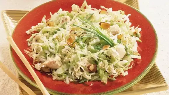 Salada de repolho com frango servido em travessa natalina