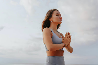 Quick Morning Stretches for Energy: Boosting Productivity Through Exercise