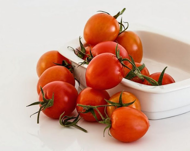  Tomat merupakan jenis sayuran yang sangat gampang di temukan 10 Manfaat Masker Tomat Untuk Kecantikan 