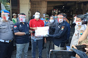 Peringati HUT Bhayangkara ke-74, Polda Jatim Bagikan Face Shield, Masker dan Hand Sanitizer Kepada Masyarakat Terdampak Covid-19 di Surabaya