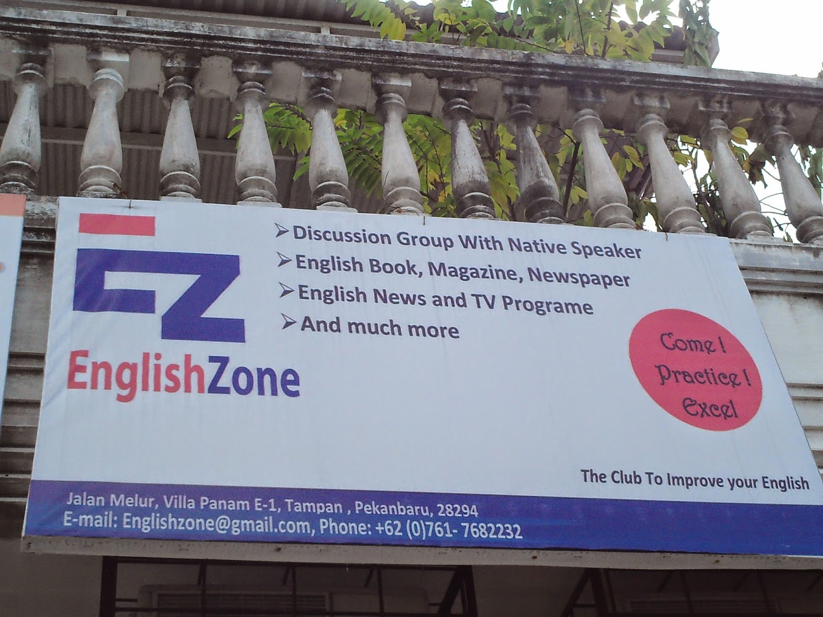 English Zone munity Pekanbaru di bawah naungan sebuah lembaga yang bernama Yayasan Pendar Pagi Riau Lembagai ini menjadi wadah bagi bersbagai macam