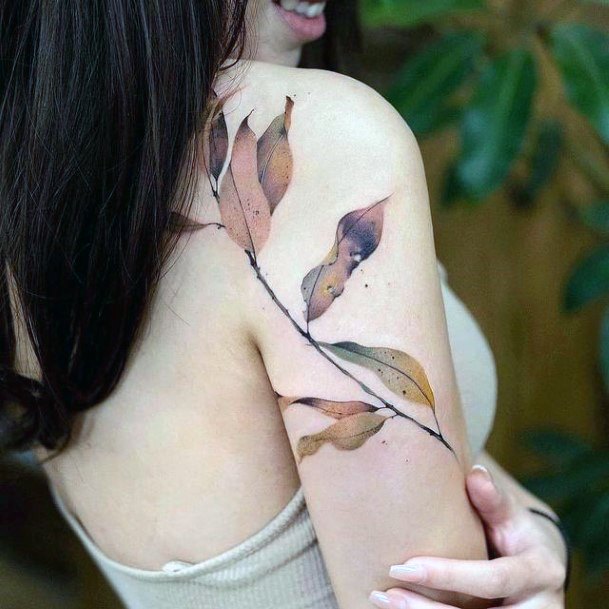 50 composições criativas de tatuagens de folhas para mulheres